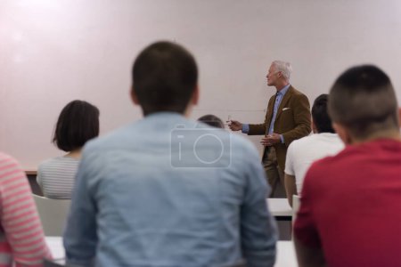 Foto de Profesor con un grupo de estudiantes de alta escuela en el aula - Imagen libre de derechos