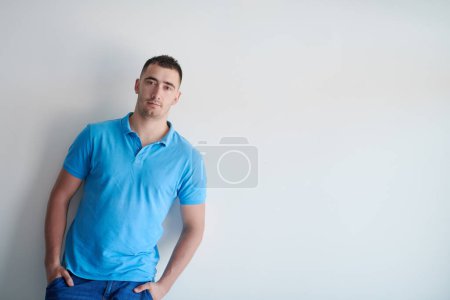 Téléchargez les photos : Portrait d'un homme d'affaires décontracté en démarrage portant un T-shirt bleu - en image libre de droit