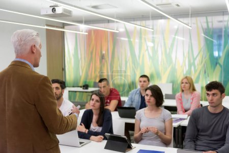 Foto de Profesor con un grupo de estudiantes en el aula - Imagen libre de derechos