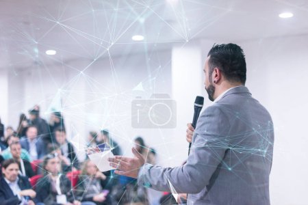 Téléchargez les photos : Homme d'affaires réussi donnant des présentations dans la salle de conférence - en image libre de droit