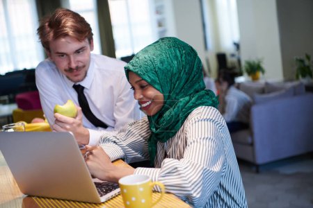 Foto de Equipo internacional de negocios multiculturales trabajando juntos en el ordenador portátil - Imagen libre de derechos