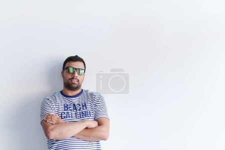 Foto de Retrato de un hombre de negocios casual con gafas de sol - Imagen libre de derechos