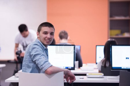 Téléchargez les photos : Groupe d'étudiants en technologie dans la classe de laboratoire informatique - en image libre de droit