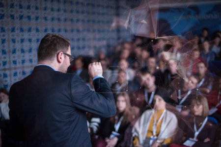 Téléchargez les photos : Homme d'affaires réussi donnant des présentations dans la salle de conférence - en image libre de droit