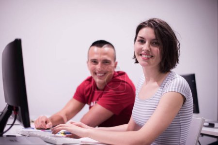 Téléchargez les photos : Groupe d'étudiants en technologie travaillant dans une salle de classe de laboratoire informatique - en image libre de droit