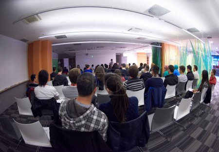 Foto de Ponente público dando charla en evento de negocios. - Imagen libre de derechos