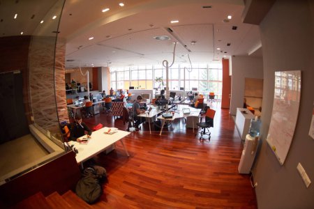 Foto de Startup grupo de gente de negocios en la oficina - Imagen libre de derechos