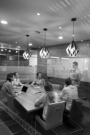 Foto de Startup equipo de gente de negocios en reunión - Imagen libre de derechos