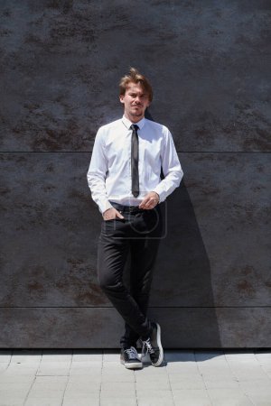 Téléchargez les photos : Portrait de startup homme d'affaires en chemise blanche avec une cravate - en image libre de droit