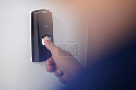 Téléchargez les photos : Homme appuyant sur scanner d'empreintes digitales - en image libre de droit
