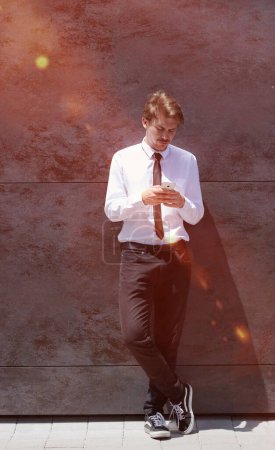 Foto de Hombre de negocios startup en una camisa blanca con una corbata usando el teléfono móvil - Imagen libre de derechos