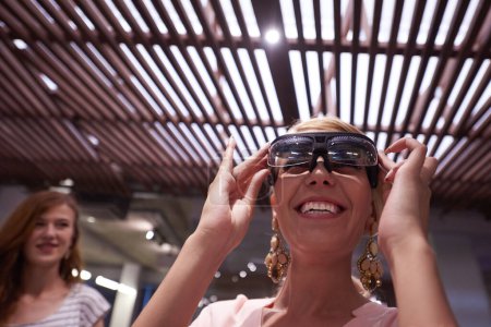 Téléchargez les photos : Man using virtual reality gadget computer glasses - en image libre de droit