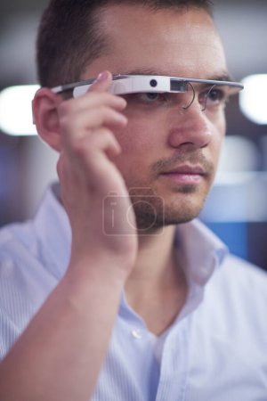 Téléchargez les photos : Homme utilisant des lunettes d'ordinateur gadget réalité virtuelle - en image libre de droit