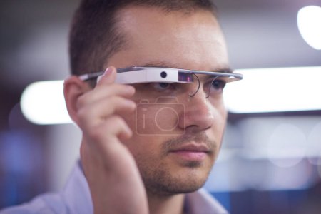 Foto de Hombre utilizando gafas de ordenador gadget realidad virtual - Imagen libre de derechos