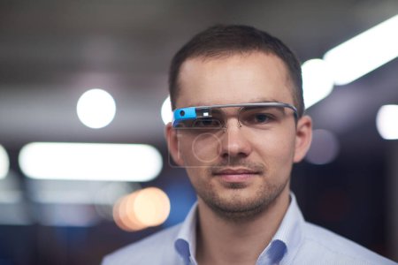 Téléchargez les photos : Homme utilisant des lunettes d'ordinateur gadget réalité virtuelle - en image libre de droit