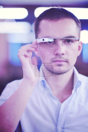 Téléchargez les photos : Man using virtual reality gadget computer glasses - en image libre de droit