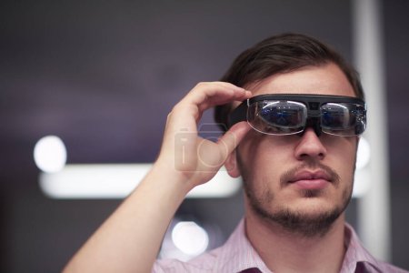 Foto de Man using virtual reality gadget computer glasses - Imagen libre de derechos