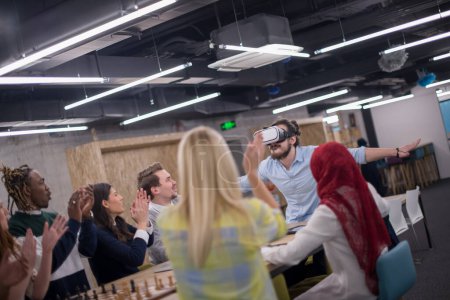 Téléchargez les photos : Jeune équipe d'entreprises multiethniques utilisant un casque de réalité virtuelle - en image libre de droit