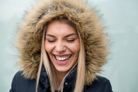 Téléchargez les photos : Portrait de jeune fille blonde portant une veste d'hiver - en image libre de droit