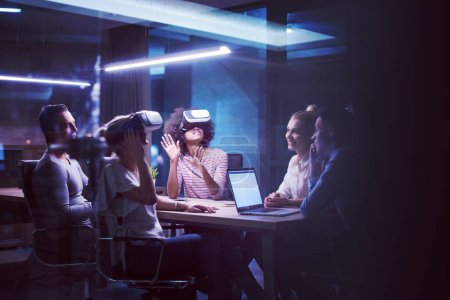 Téléchargez les photos : Équipe d'affaires multiethnique utilisant un casque de réalité virtuelle - en image libre de droit