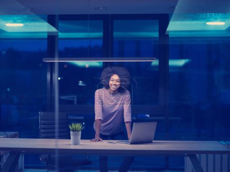 Téléchargez les photos : "noir femme d'affaires en utilisant un ordinateur portable dans le bureau de démarrage
" - en image libre de droit