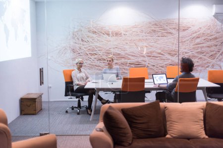 Foto de Startup Business Team en una reunión en el moderno edificio de oficinas nocturnas - Imagen libre de derechos