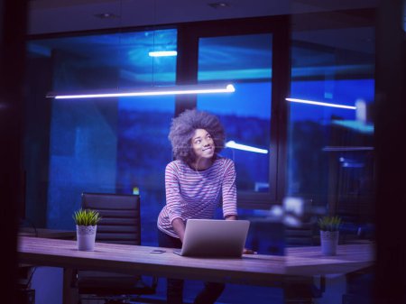 Foto de Mujer de negocios negro utilizando un ordenador portátil en la oficina de inicio - Imagen libre de derechos