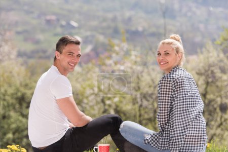 Téléchargez les photos : Couple dégustant le café du matin - en image libre de droit