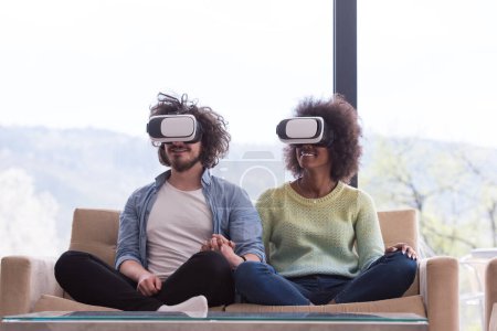 Téléchargez les photos : "Couple multiethnique utilisant un casque de réalité virtuelle
" - en image libre de droit