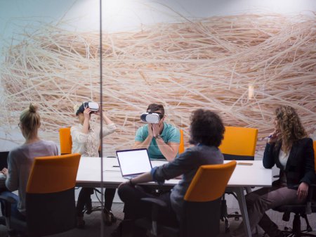 Téléchargez les photos : Équipe d'affaires de démarrage utilisant le casque de réalité virtuelle - en image libre de droit