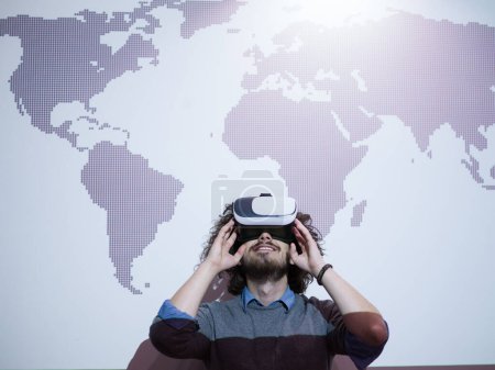 Foto de Hombre de negocios usando gafas VR-auriculares de realidad virtual - Imagen libre de derechos