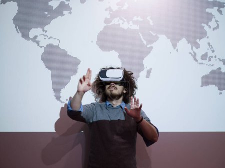 Téléchargez les photos : Homme d'affaires utilisant des lunettes VR-casque de réalité virtuelle - en image libre de droit