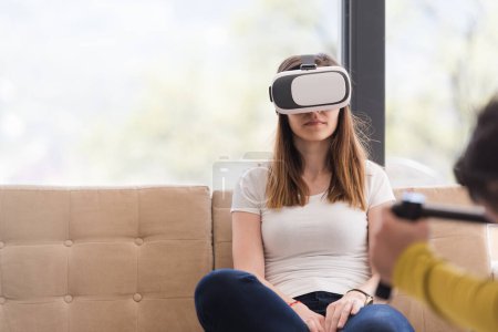 Téléchargez les photos : Femme utilisant des lunettes VR-casque de réalité virtuelle - en image libre de droit