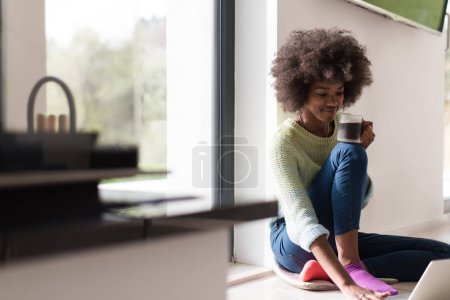 Foto de Mujer negra en la sala de estar en el suelo - Imagen libre de derechos