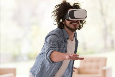 Foto de Hombre usando gafas VR-auriculares de realidad virtual - Imagen libre de derechos