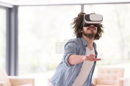 Téléchargez les photos : Homme utilisant des lunettes VR-casque de réalité virtuelle - en image libre de droit