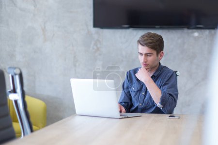 Foto de "hombre de negocios que trabaja con un ordenador portátil en la oficina de inicio
" - Imagen libre de derechos