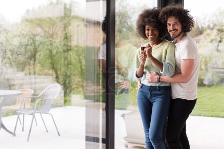 Téléchargez les photos : Heureux couple multiethnique relaxant à la maison moderne à l'intérieur - en image libre de droit