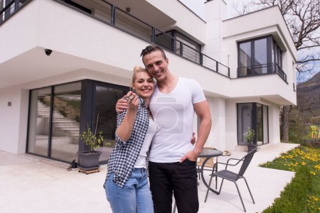 Téléchargez les photos : "couple étreignant devant la nouvelle maison de luxe
" - en image libre de droit