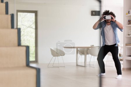 Foto de "hombre usando gafas VR-auriculares de realidad virtual
" - Imagen libre de derechos