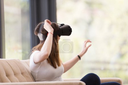 Téléchargez les photos : "femme utilisant des lunettes VR-casque de réalité virtuelle
" - en image libre de droit