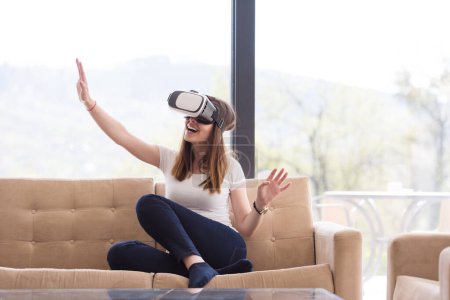 Foto de "mujer usando gafas VR-auriculares de realidad virtual
" - Imagen libre de derechos