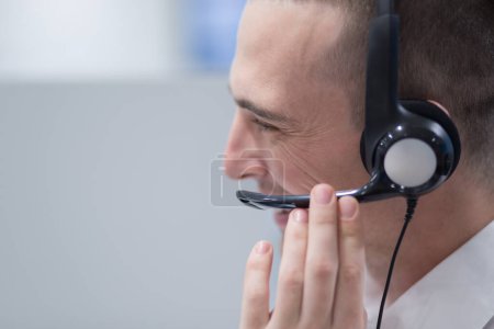 Téléchargez les photos : "opérateur de centre d'appels masculin faisant son travail
" - en image libre de droit