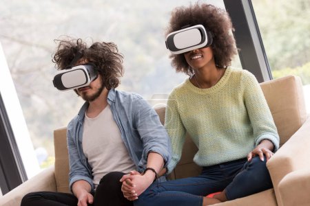 Téléchargez les photos : "Couple multiethnique utilisant un casque de réalité virtuelle
" - en image libre de droit