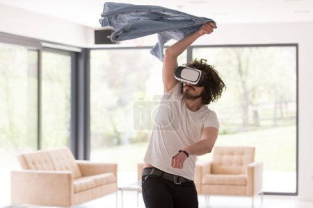 Téléchargez les photos : "homme utilisant des lunettes VR-casque de réalité virtuelle
" - en image libre de droit