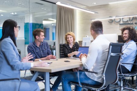 Foto de Equipo de negocios de Startup teniendo una reunión en la oficina moderna - Imagen libre de derechos