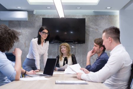 Téléchargez les photos : "L'équipe de démarrage d'entreprise à une réunion dans un immeuble de bureaux moderne" - en image libre de droit