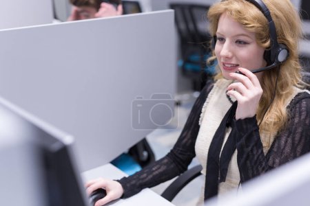 Téléchargez les photos : "opératrice de centre d'appels faisant son travail
" - en image libre de droit