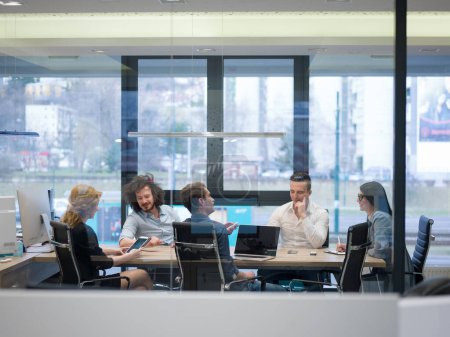 Téléchargez les photos : "L'équipe de démarrage d'entreprise à une réunion dans un immeuble de bureaux moderne" - en image libre de droit