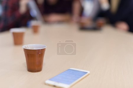 Téléchargez les photos : "équipe d'affaires de démarrage sur la réunion au bureau moderne
" - en image libre de droit